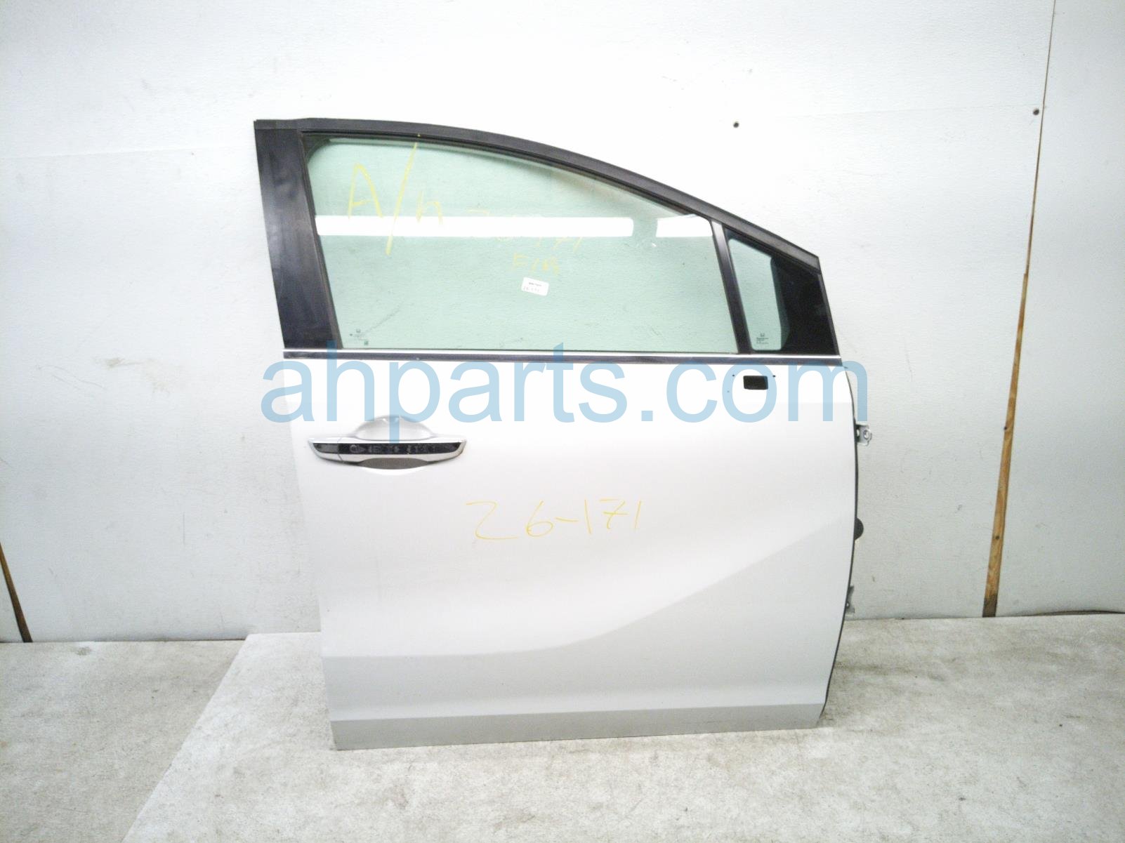 Honda FR/RH DOOR - WHITE - NO MIRROR/TRIM