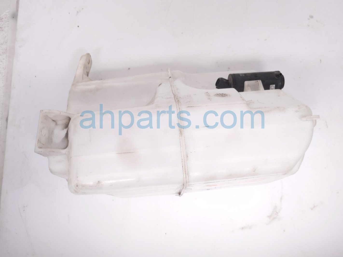 Toyota WINDSHIELD WASHER RESERVOIR W/PUMP