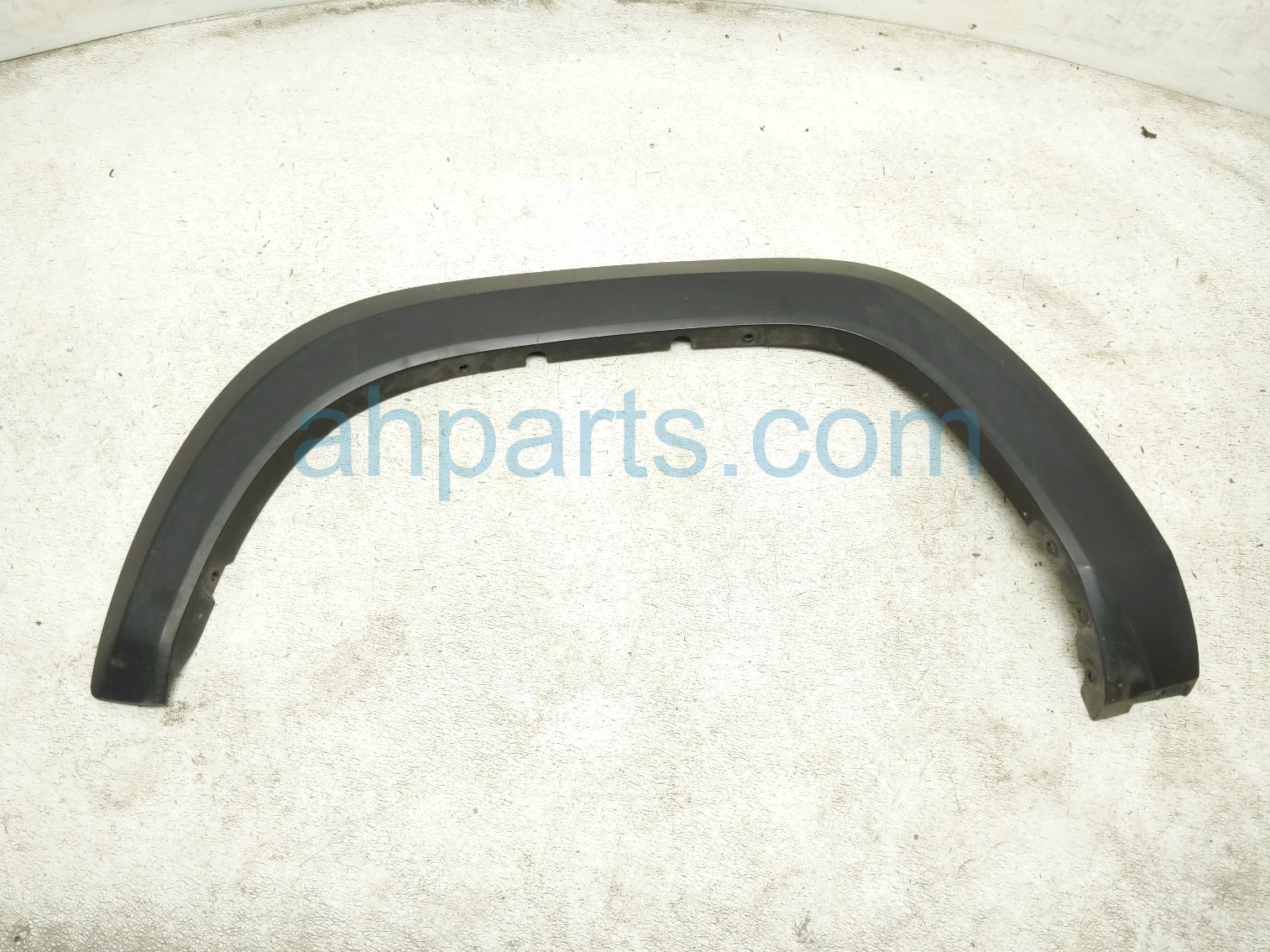 $125 Toyota RR/LH WHEEL OPENING MOLDING - Black