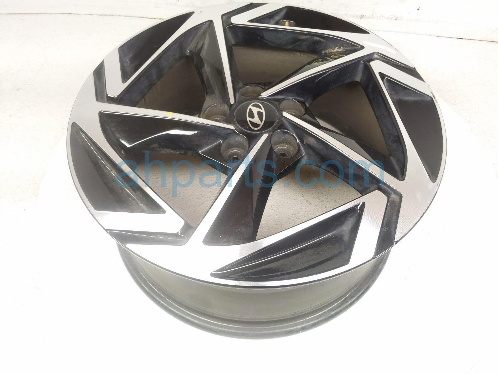 2024 Hyundai Sonata Rear Passenger Wheel / Rim 52910 L1760 Replacement 2024 Hyundai Sonata Rear Passenger Wheel / Rim 52910 L1760 Replacement thumbnail