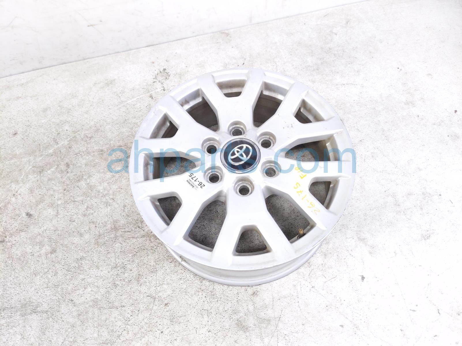 Toyota FR/RH WHEEL / RIM