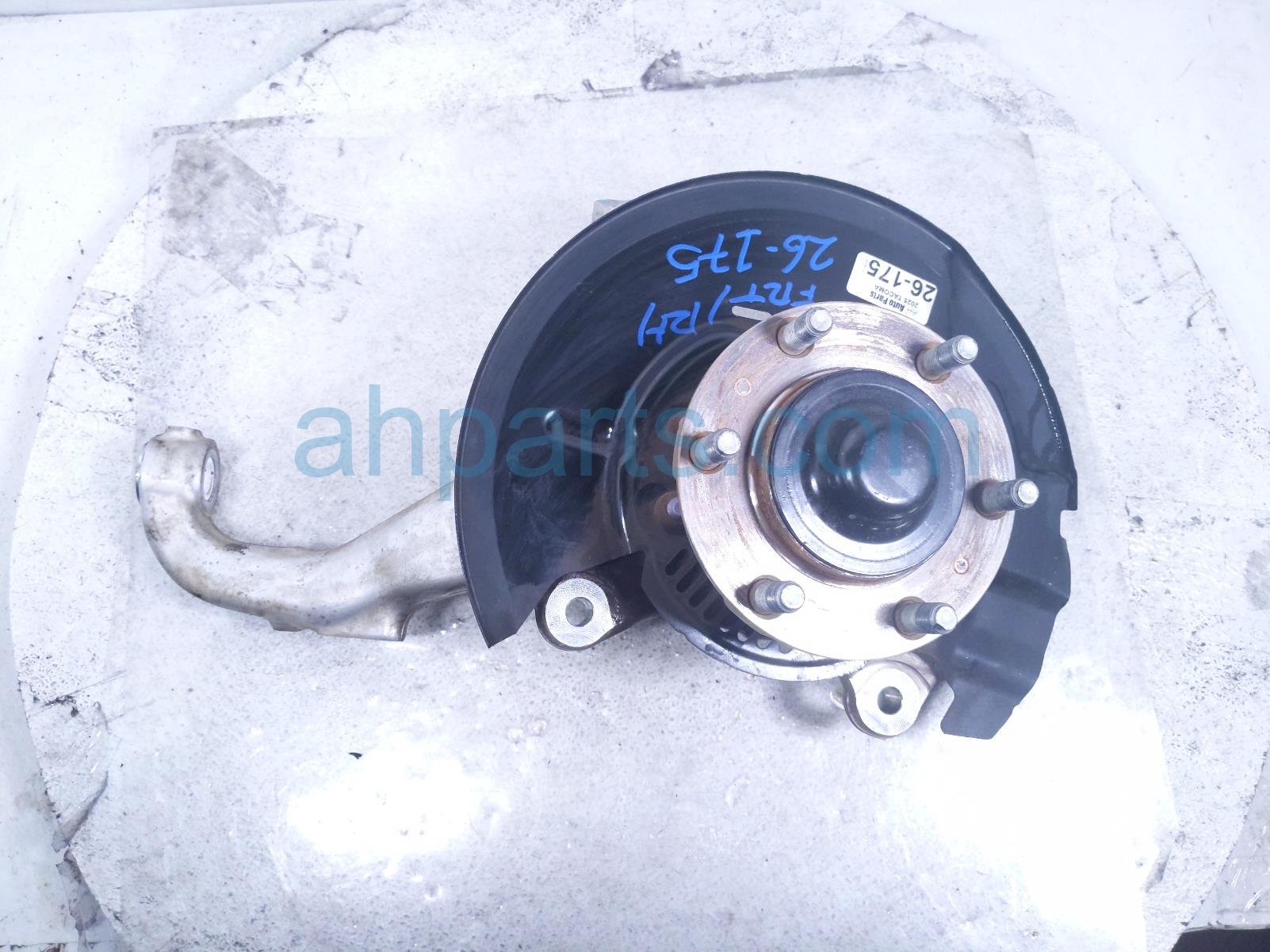 Toyota FR/RH SPINDLE KNUCKLE HUB - 4X4