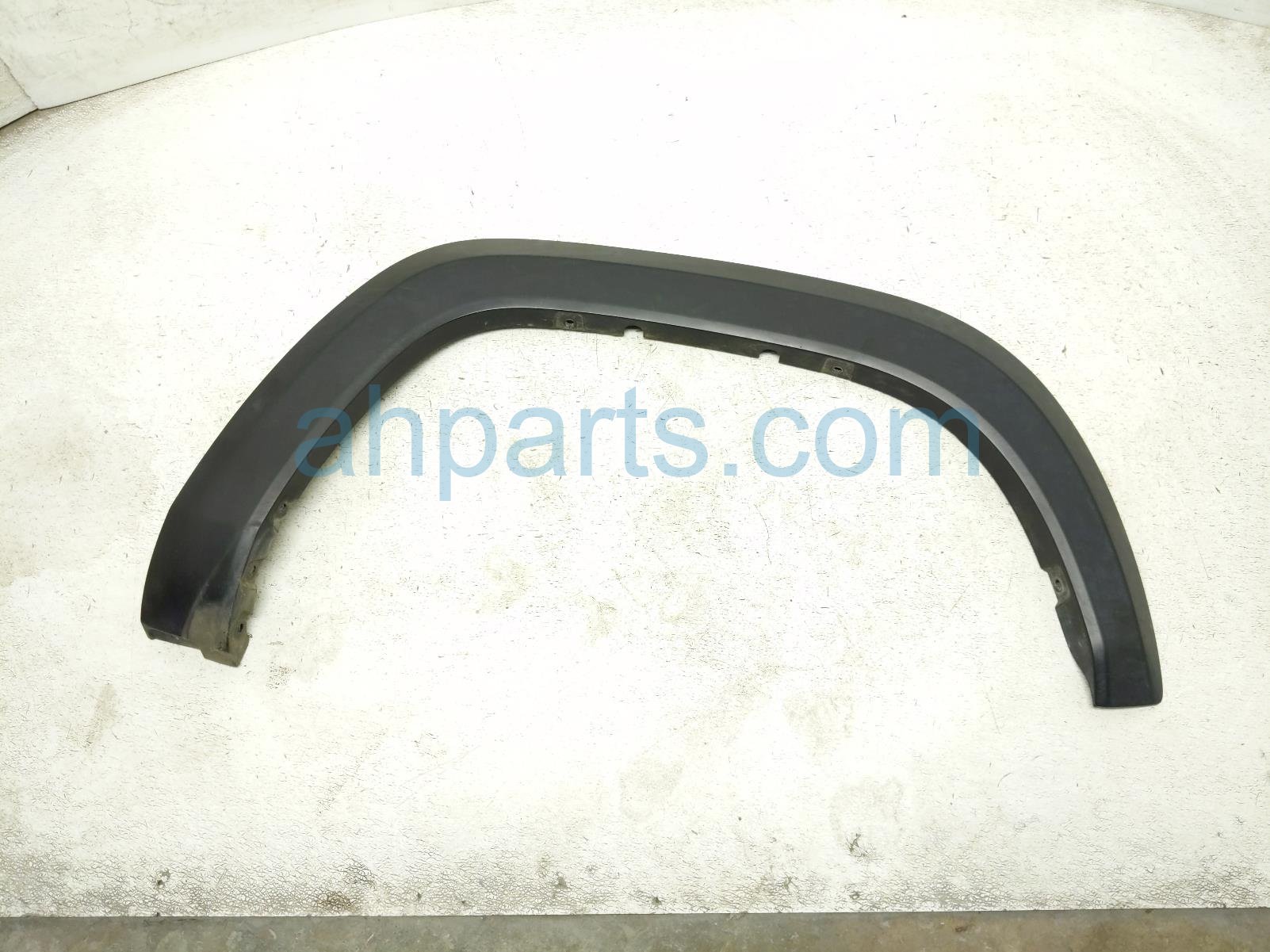 Toyota RR/RH WHEEL OPENING MOLDING - WHITE