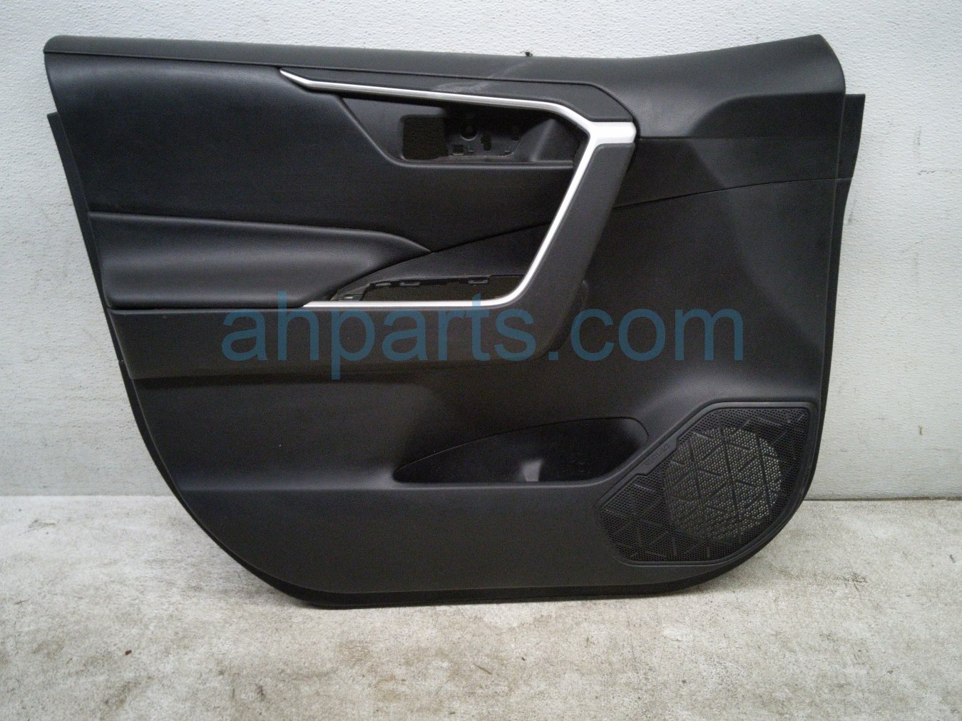 Toyota FR/LH INTERIOR DOOR PANEL - BLACK