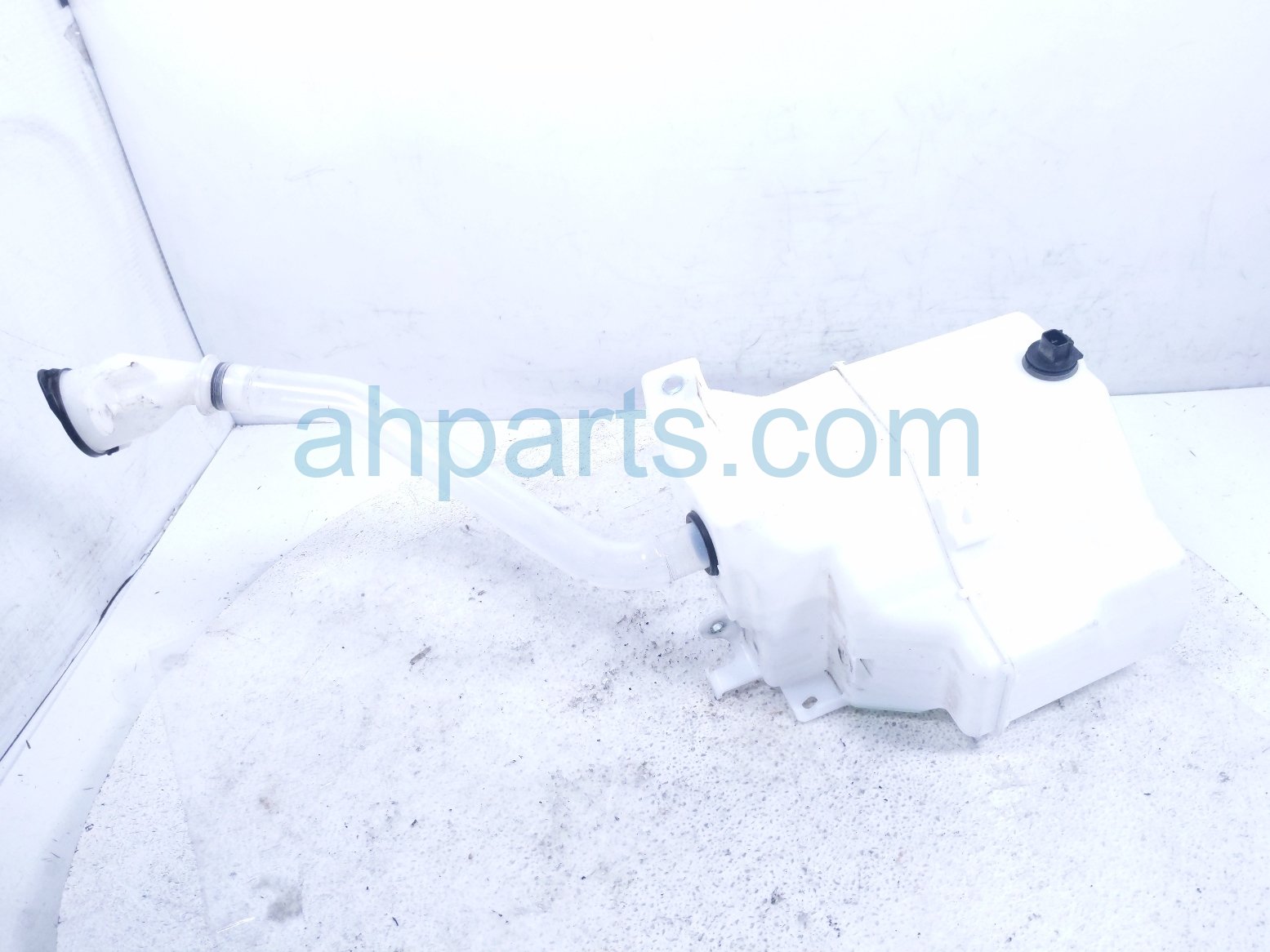 $149 Toyota WINDSHIELD WASHER RESERVOIR W/PUMP
