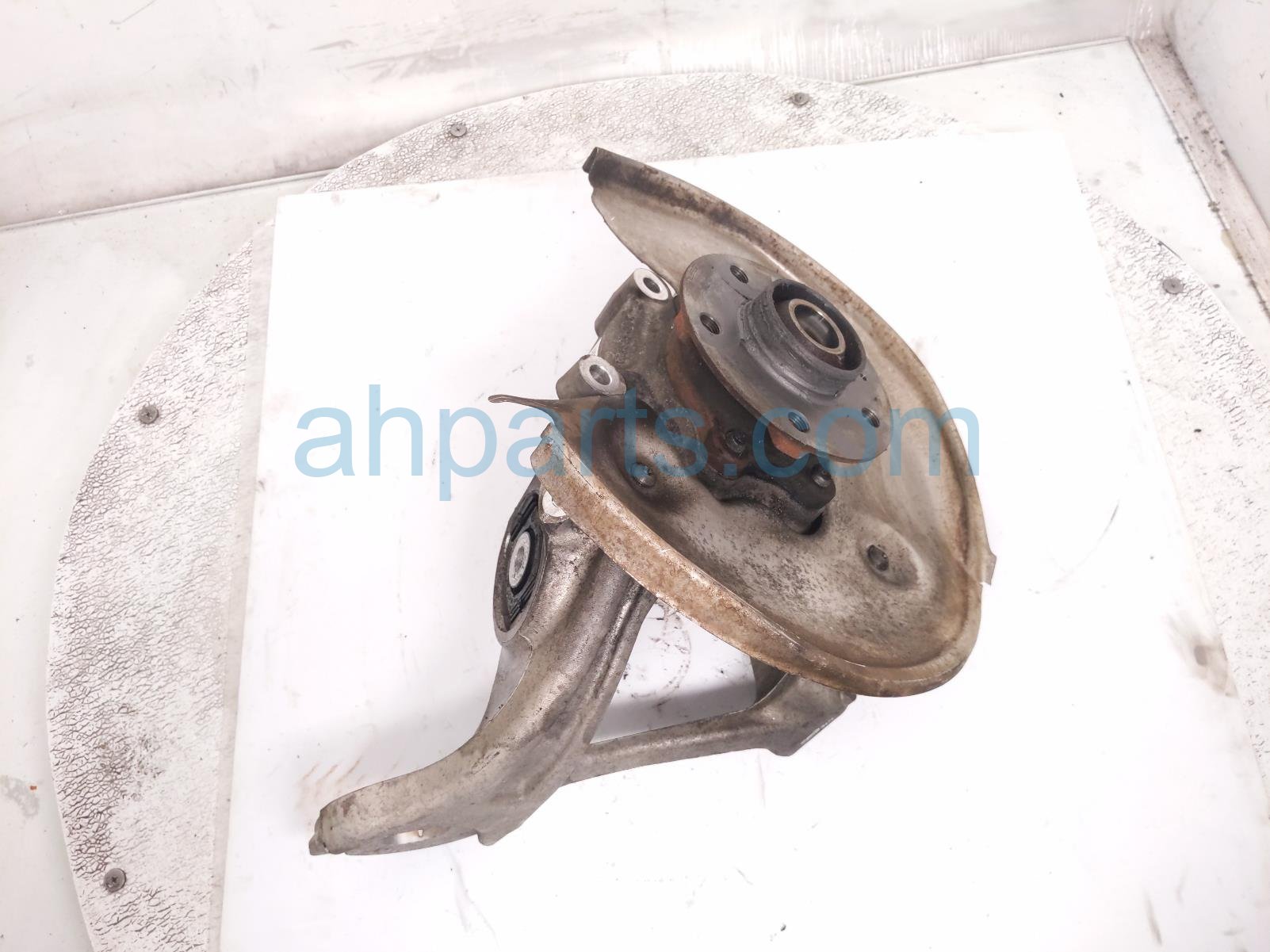 $70 Audi RR/LH SPINDLE KNUCKLE HUB - AWD
