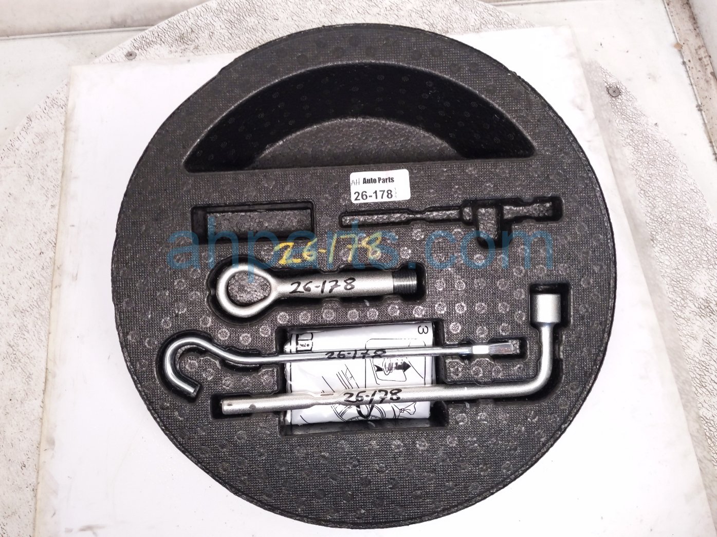 Honda 3 TOOLS + SCISSOR JACK W/FOAM TRAY