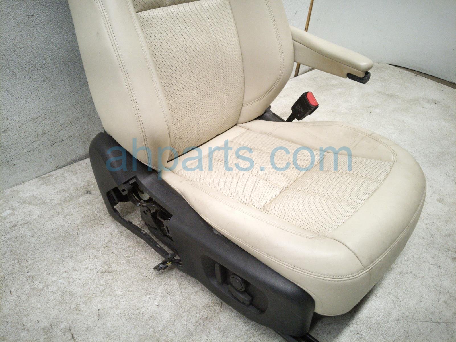 2020 Land Rover Range Rover Sport Front Passenger Seat Ivory W/ Airbag LR104277 Replacement 2020 Land Rover Range Rover Sport Front Passenger Seat Ivory W/ Airbag LR104277 Replacement thumbnail
