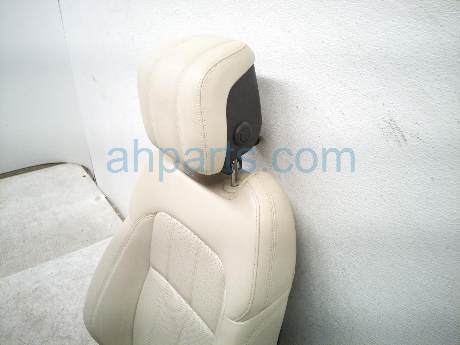 2020 Land Rover Range Rover Sport Front Passenger Seat Ivory W/ Airbag LR104277 Replacement 2020 Land Rover Range Rover Sport Front Passenger Seat Ivory W/ Airbag LR104277 Replacement thumbnail