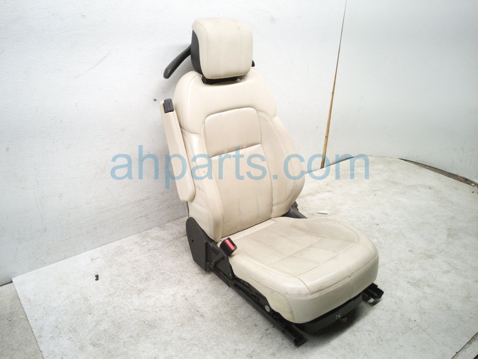 2020 Land Rover Range Rover Sport Front Driver Seat Ivory W/ Airbag LR147641 Replacement 2020 Land Rover Range Rover Sport Front Driver Seat Ivory W/ Airbag LR147641 Replacement thumbnail