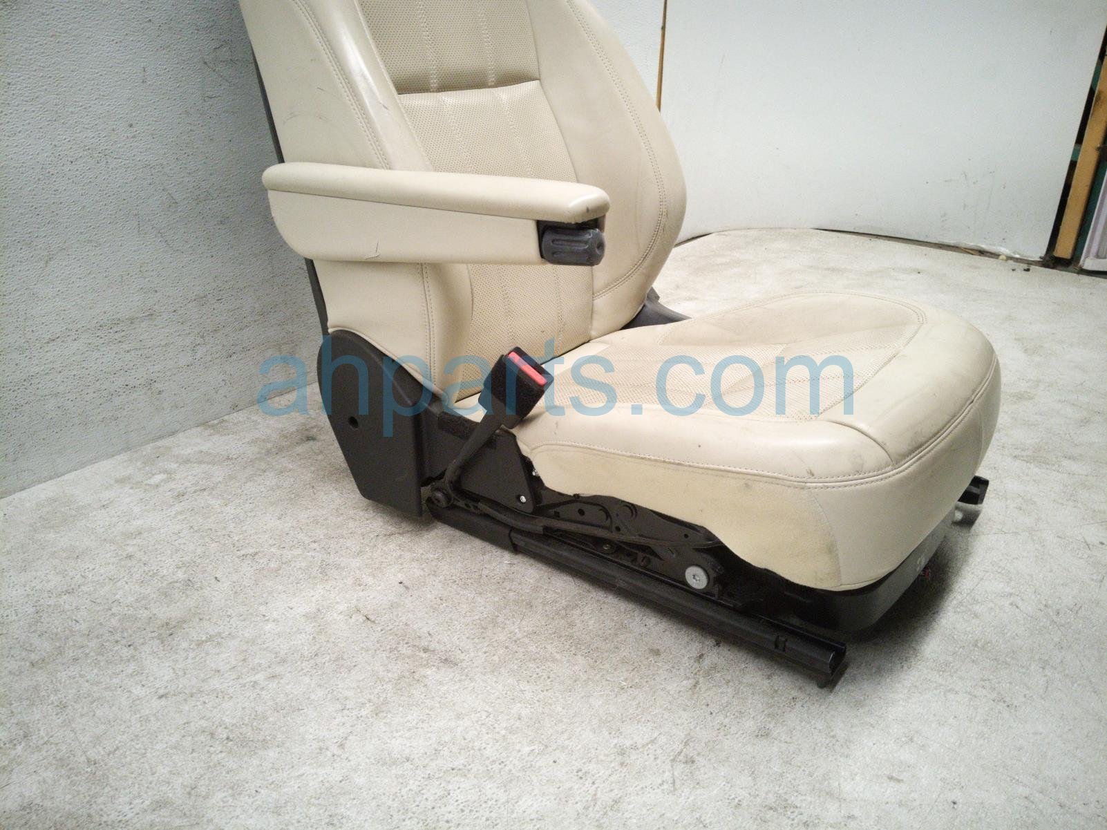 2020 Land Rover Range Rover Sport Front Driver Seat Ivory W/ Airbag LR147641 Replacement 2020 Land Rover Range Rover Sport Front Driver Seat Ivory W/ Airbag LR147641 Replacement thumbnail