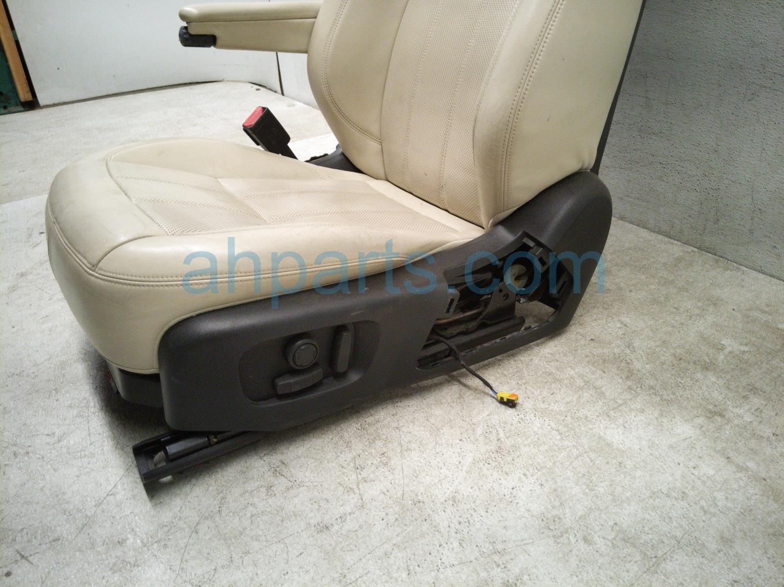 2020 Land Rover Range Rover Sport Front Driver Seat Ivory W/ Airbag LR147641 Replacement 2020 Land Rover Range Rover Sport Front Driver Seat Ivory W/ Airbag LR147641 Replacement thumbnail