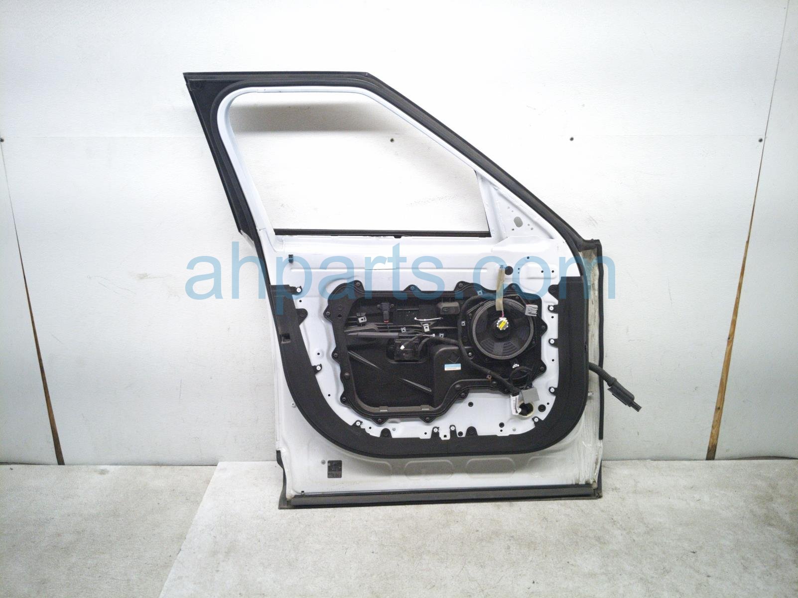 2020 Land Rover Range Rover Sport Front Driver Door White No Mirror/trim LR153952 Replacement 2020 Land Rover Range Rover Sport Front Driver Door White No Mirror/trim LR153952 Replacement thumbnail