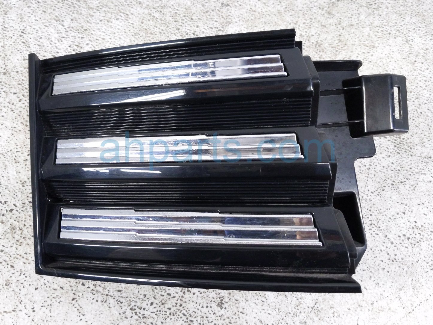 Nissan RH BUMPER GRILLE BEZEL