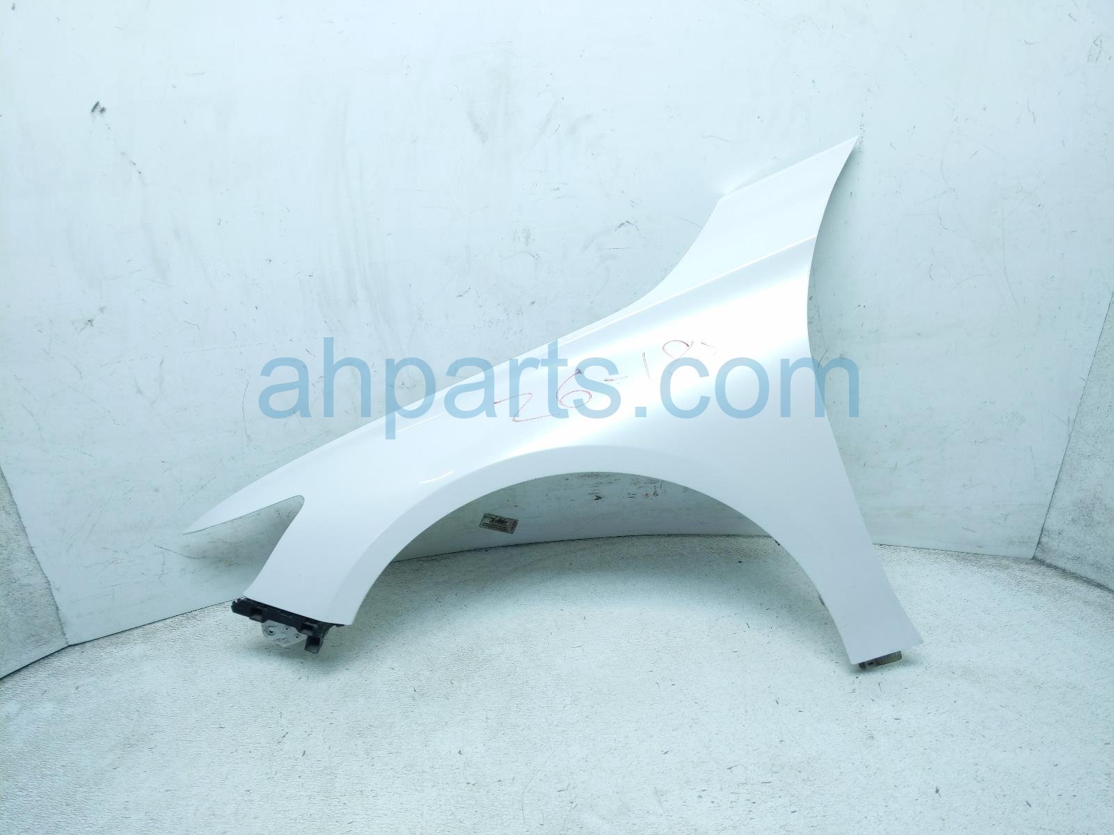 Honda LH FENDER - WHITE