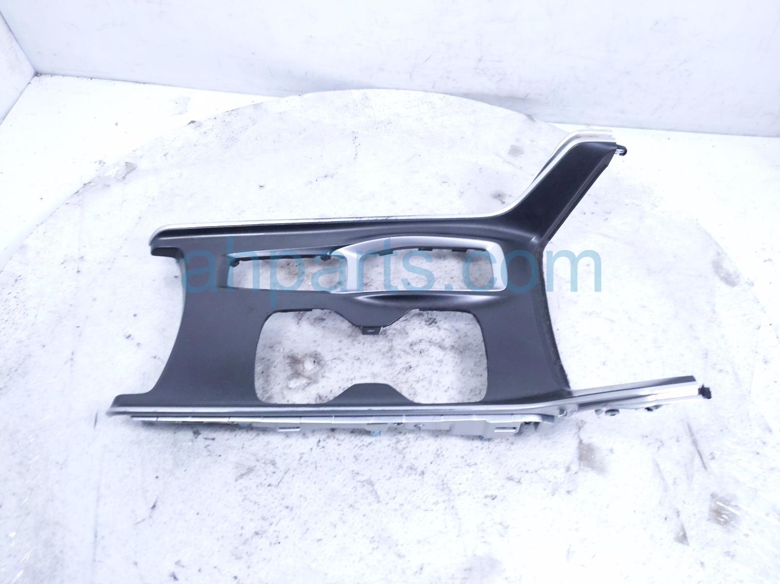 Honda CENTER CONSOLE UPPER TRIM BEZEL-BLK