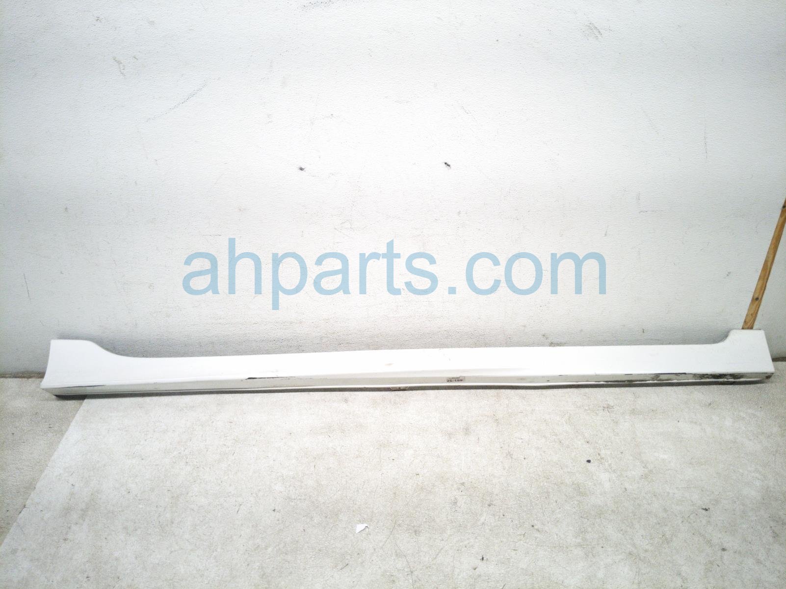 Honda RH SIDE SKIRT / MOLDING - WHITE 4DR