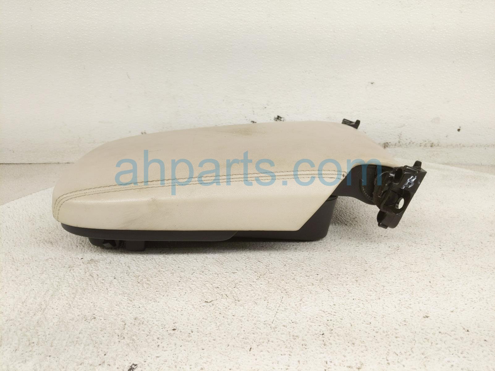 2020 Land Rover Range Rover Sport Center Console Lid/armrest Ivory LR044757 Replacement 2020 Land Rover Range Rover Sport Center Console Lid/armrest Ivory LR044757 Replacement thumbnail