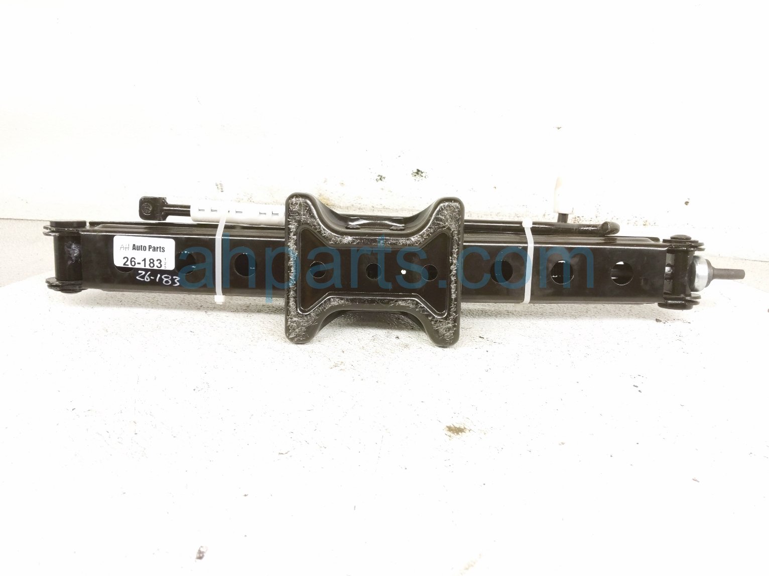 2020 Land Rover Range Rover Sport Scissor Jack Assembly LR177978 Replacement 2020 Land Rover Range Rover Sport Scissor Jack Assembly LR177978 Replacement thumbnail