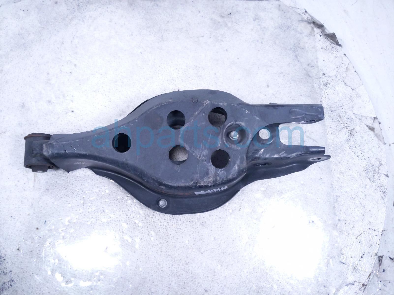 Lexus RR/LH SPRING SEAT LOWER CONTROL ARM
