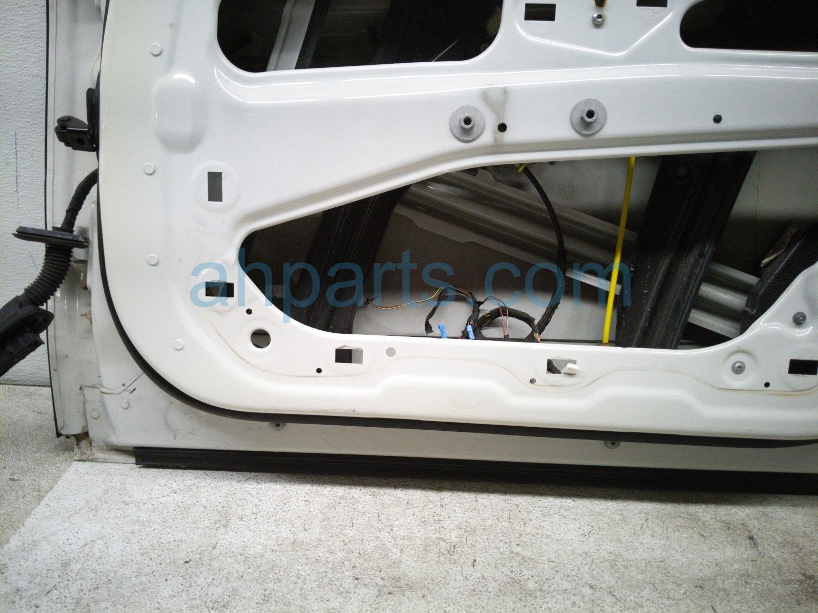 2011 BMW 750li Front Passenger Door White No Mirror/trim 41 52 5 A2A 388 Replacement 2011 BMW 750li Front Passenger Door White No Mirror/trim 41 52 5 A2A 388 Replacement thumbnail