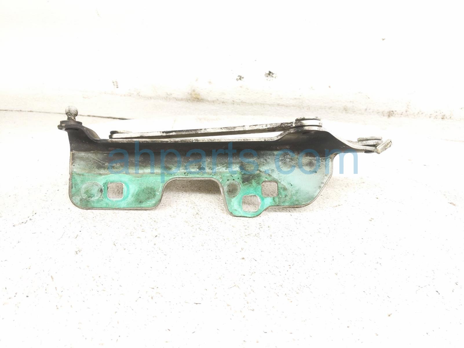 2020 Land Rover Range Rover Sport Front Driver Hood Hinge White LR088985 Replacement 2020 Land Rover Range Rover Sport Front Driver Hood Hinge White LR088985 Replacement thumbnail