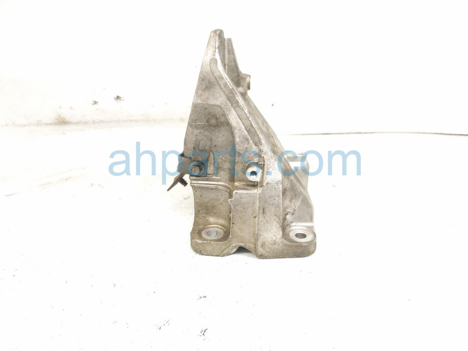 2020 Land Rover Range Rover Sport Engine/motor Passenger Engine Mount Bracket 3.0 Awd LR147913 Replacement 2020 Land Rover Range Rover Sport Engine/motor Passenger Engine Mount Bracket 3.0 Awd LR147913 Replacement thumbnail