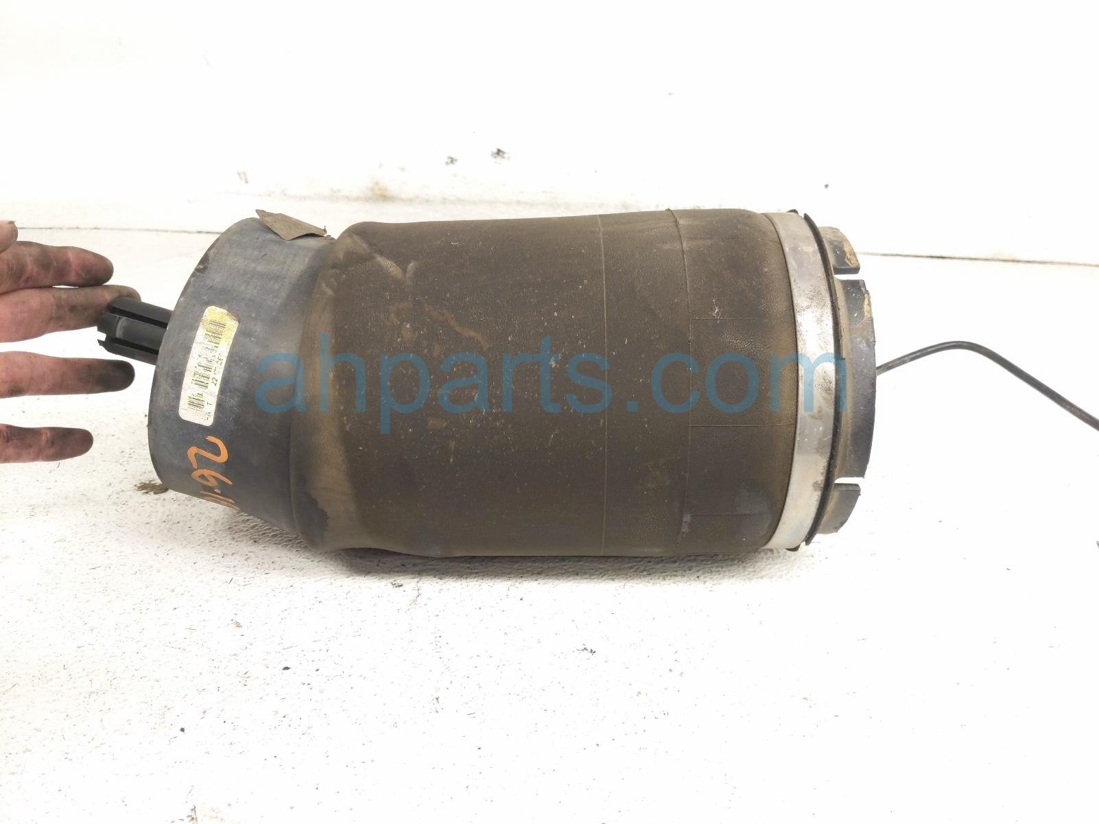 2020 Land Rover Range Rover Sport Strut / Spring / Shock Absorber Rear Passenger Air Suspension Air Bag LR044853 Replacement 2020 Land Rover Range Rover Sport Strut / Spring / Shock Absorber Rear Passenger Air Suspension Air Bag LR044853 Replacement thumbnail