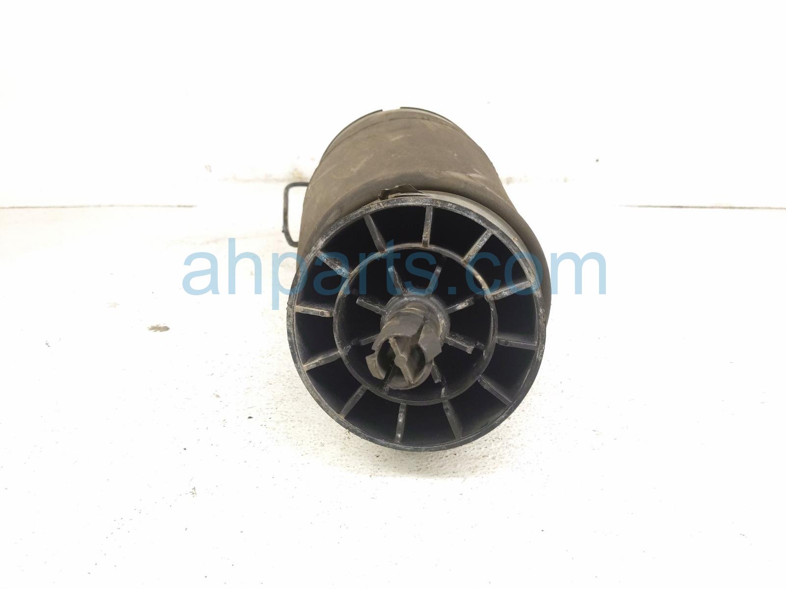 2020 Land Rover Range Rover Sport Strut / Spring / Shock Absorber Rear Passenger Air Suspension Air Bag LR044853 Replacement 2020 Land Rover Range Rover Sport Strut / Spring / Shock Absorber Rear Passenger Air Suspension Air Bag LR044853 Replacement thumbnail