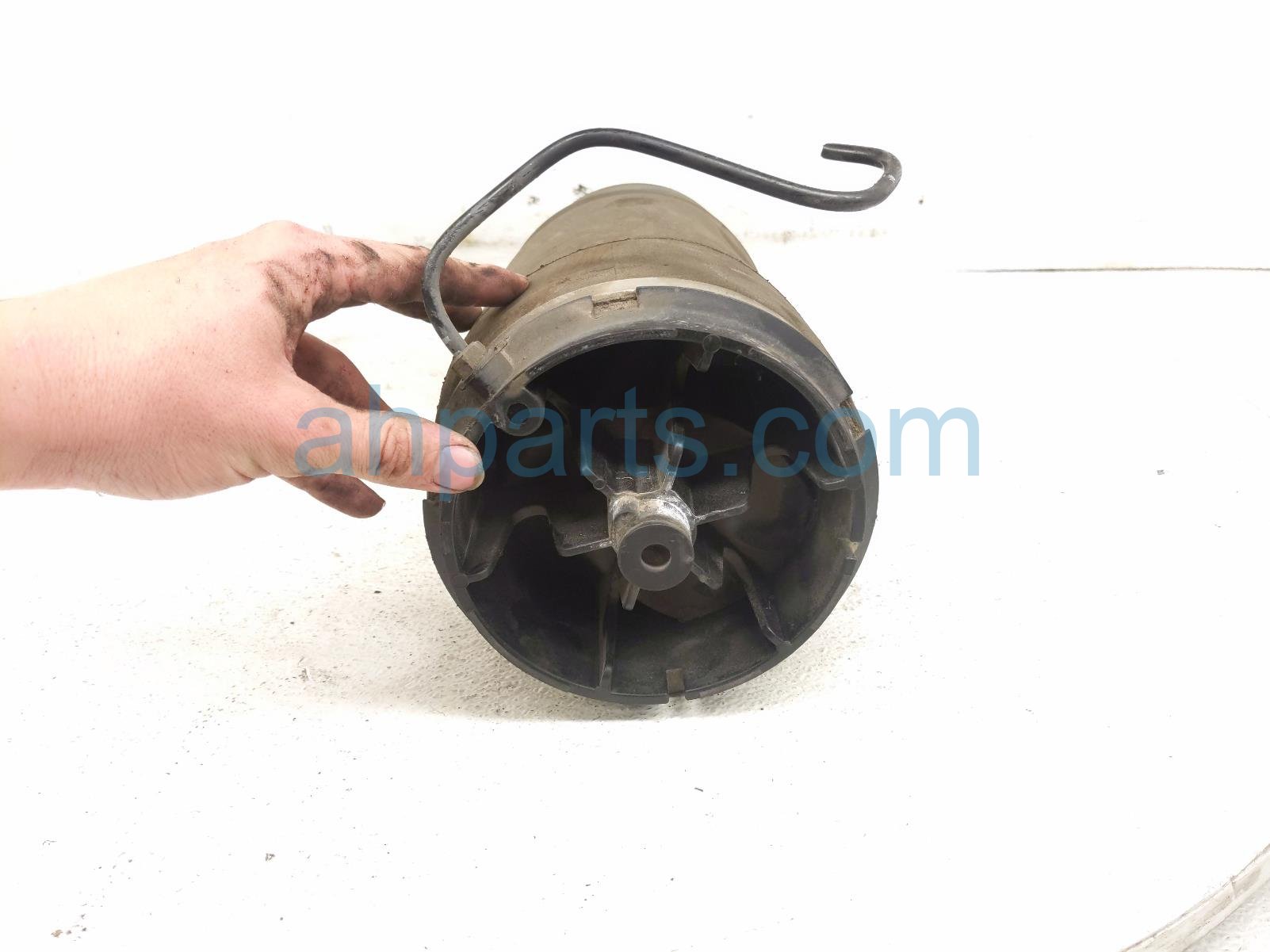 2020 Land Rover Range Rover Sport Strut / Spring / Shock Absorber Rear Driver Air Suspension Air Bag LR052171 Replacement 2020 Land Rover Range Rover Sport Strut / Spring / Shock Absorber Rear Driver Air Suspension Air Bag LR052171 Replacement thumbnail