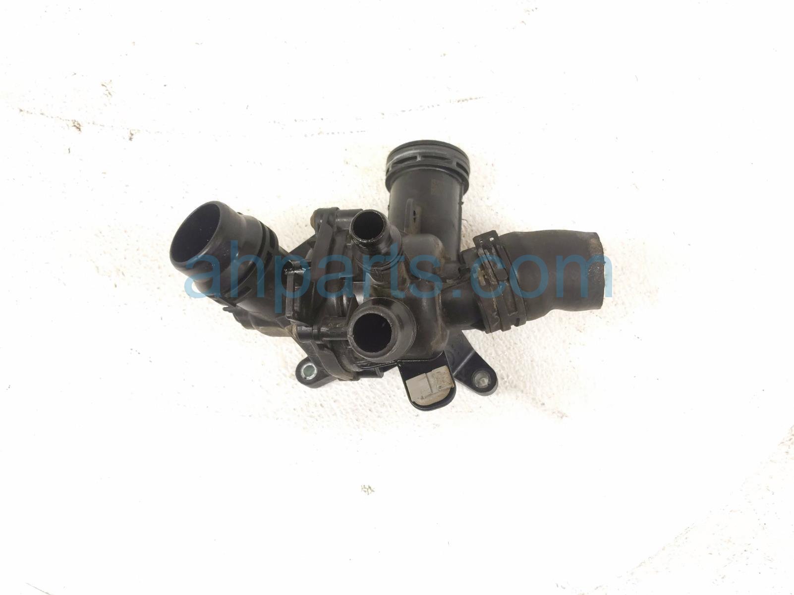 2020 Land Rover Range Rover Sport Thermostat Housing Assy 3.0l LR180316 Replacement 2020 Land Rover Range Rover Sport Thermostat Housing Assy 3.0l LR180316 Replacement thumbnail