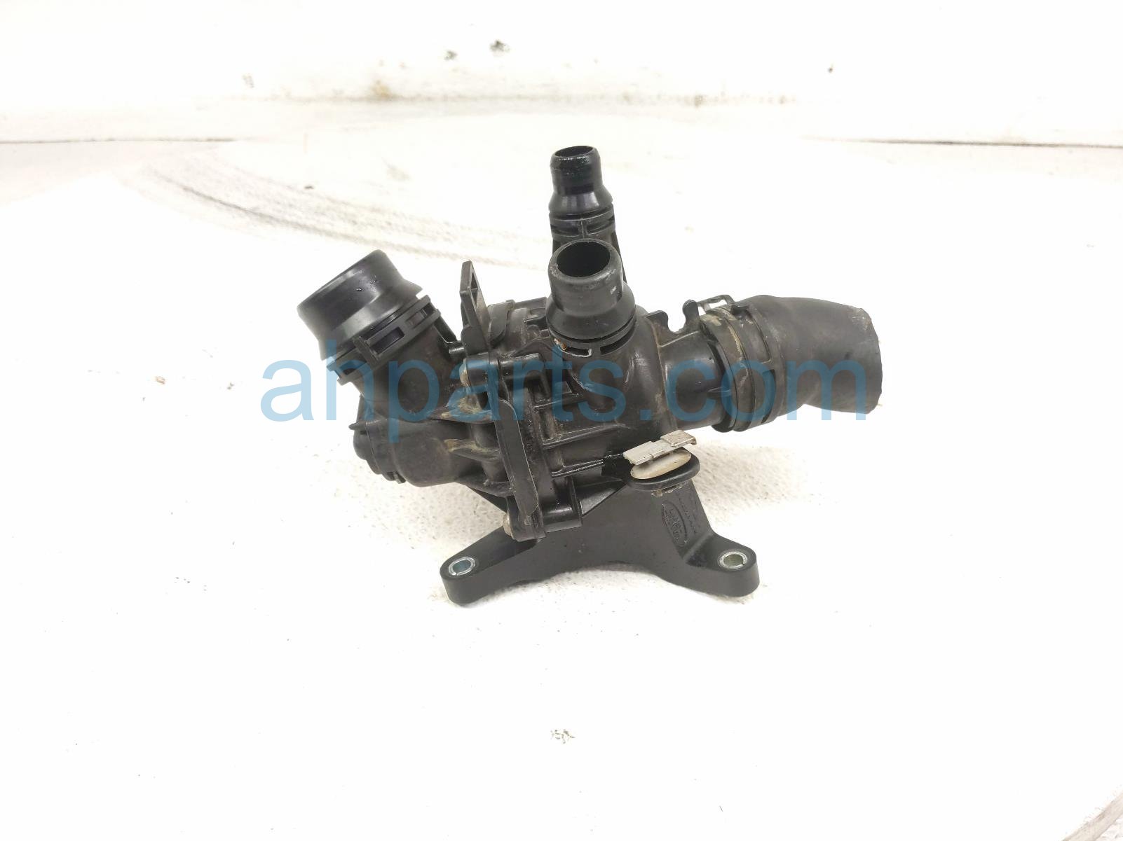 2020 Land Rover Range Rover Sport Thermostat Housing Assy 3.0l LR180316 Replacement 2020 Land Rover Range Rover Sport Thermostat Housing Assy 3.0l LR180316 Replacement thumbnail