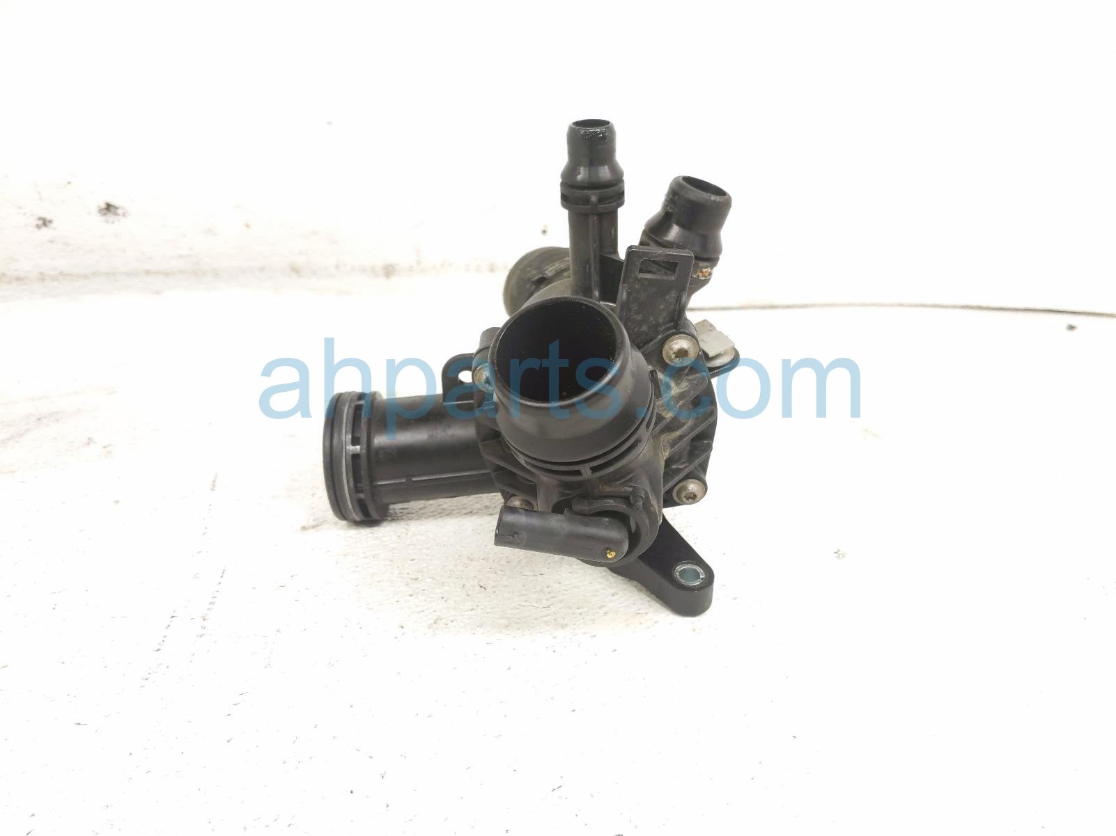 2020 Land Rover Range Rover Sport Thermostat Housing Assy 3.0l LR180316 Replacement 2020 Land Rover Range Rover Sport Thermostat Housing Assy 3.0l LR180316 Replacement thumbnail