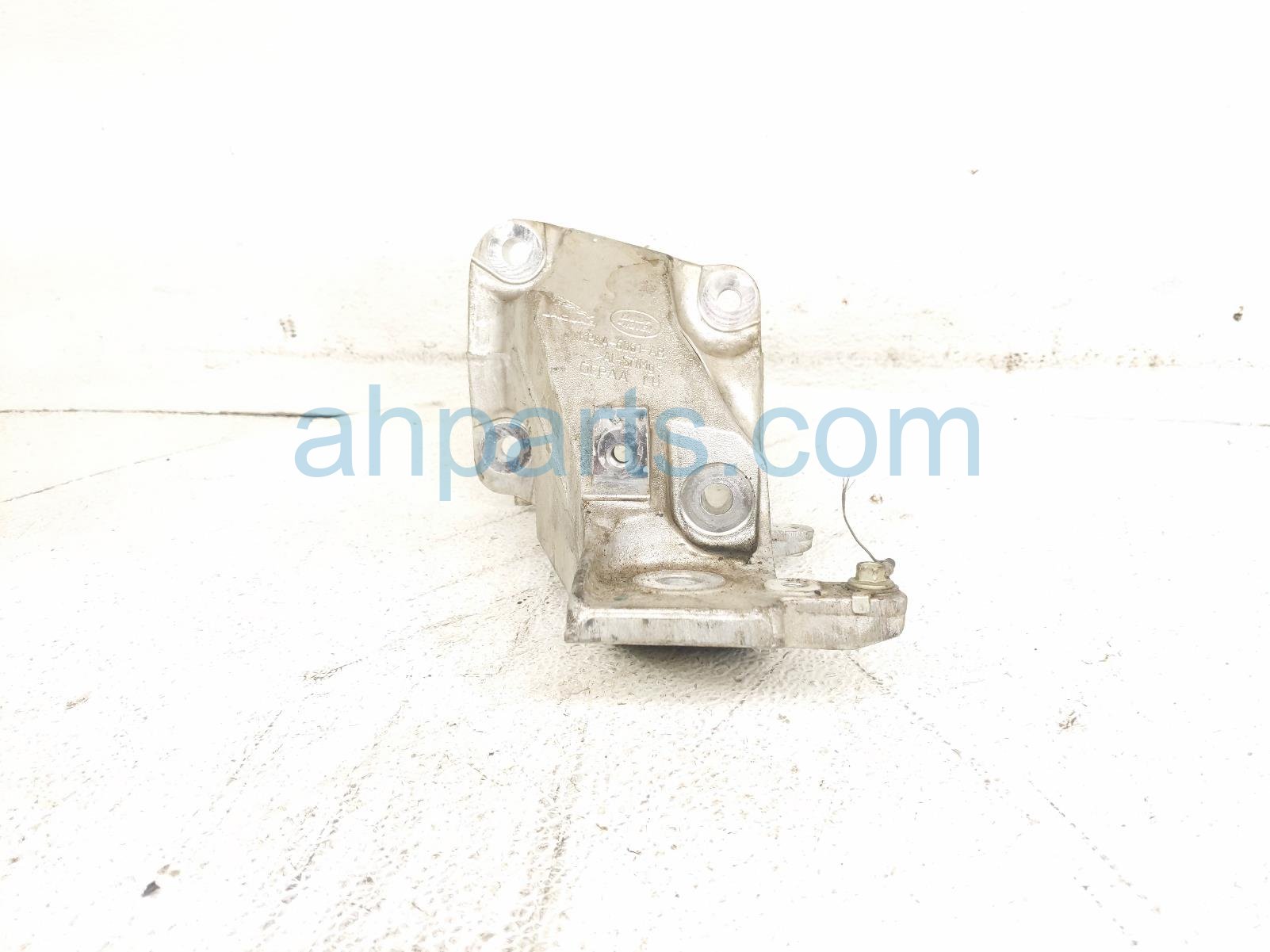 2020 Land Rover Range Rover Sport Engine/motor Driver Engine Mount Bracket 3.0 Awd LR147912 Replacement 2020 Land Rover Range Rover Sport Engine/motor Driver Engine Mount Bracket 3.0 Awd LR147912 Replacement thumbnail