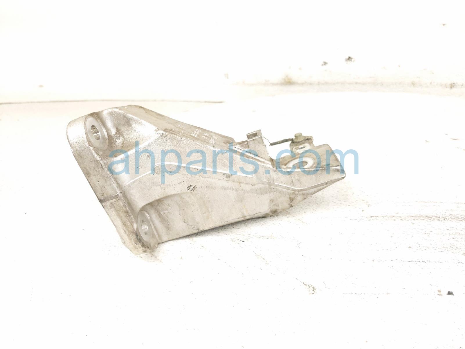 2020 Land Rover Range Rover Sport Engine/motor Driver Engine Mount Bracket 3.0 Awd LR147912 Replacement 2020 Land Rover Range Rover Sport Engine/motor Driver Engine Mount Bracket 3.0 Awd LR147912 Replacement thumbnail