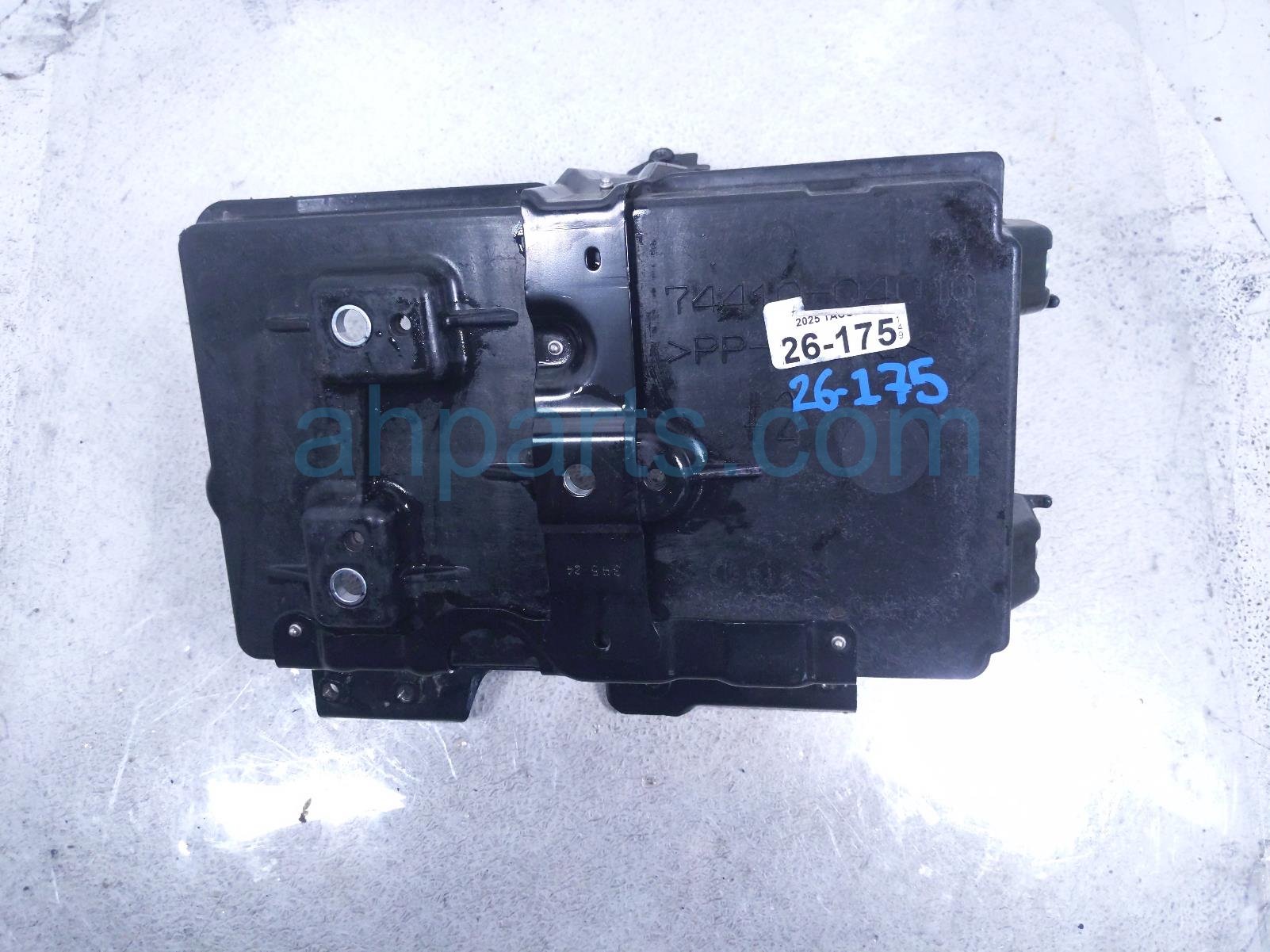 Toyota BATTERY TRAY W/HOLD DOWN BRKT