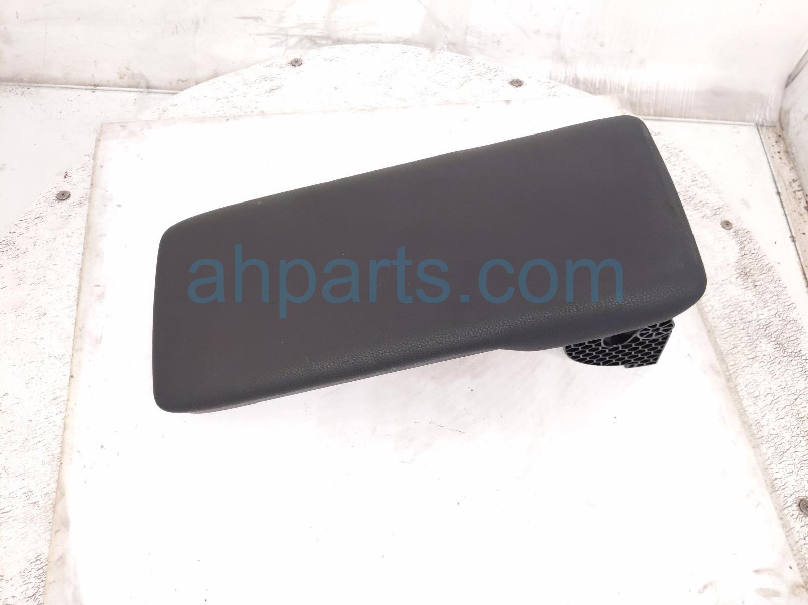 Toyota CENTER CONSOLE LID/ARMREST - BLACK