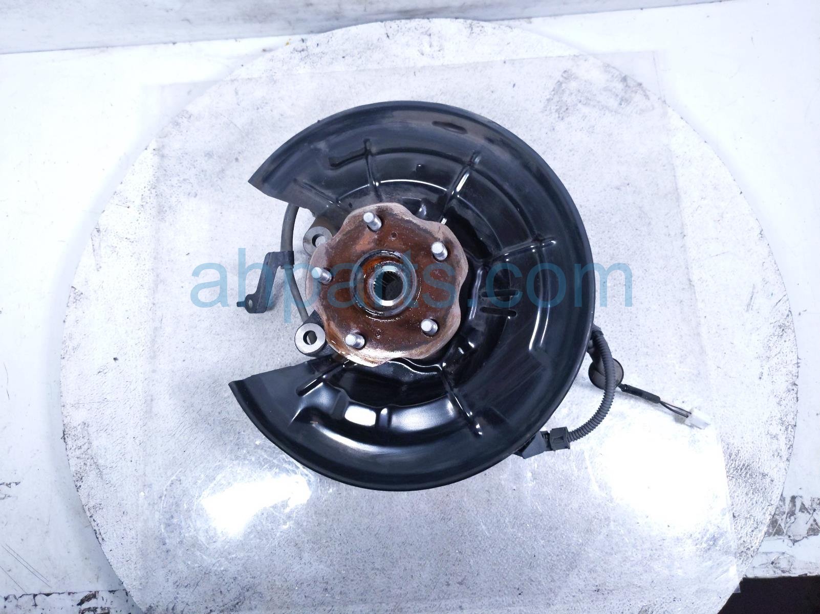 $200 Toyota RR/LH SPINDLE KNUCKLE HUB - AWD