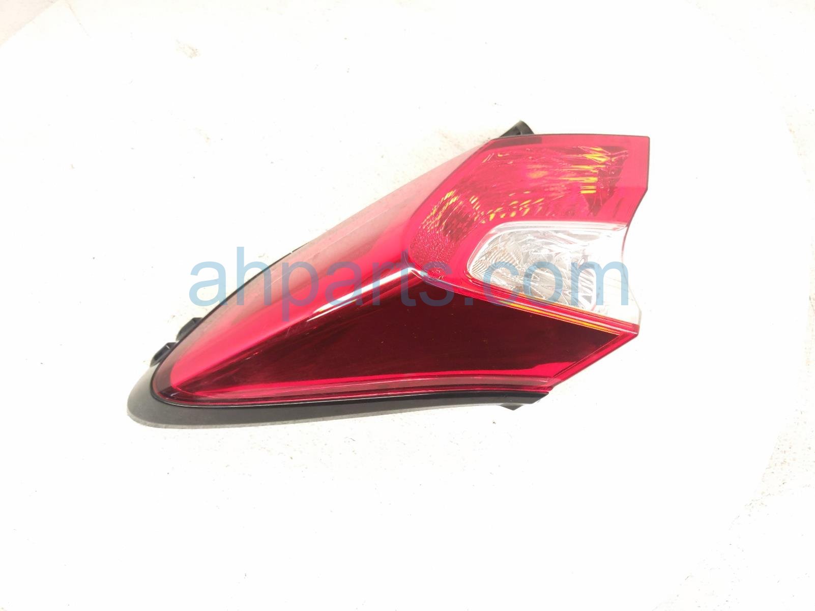 Toyota RH TAIL LAMP (ON BODY)