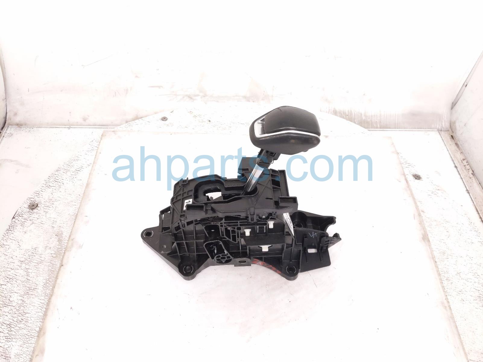 Toyota A/T FLOOR SHIFTER W/KNOB -2.5L AWD