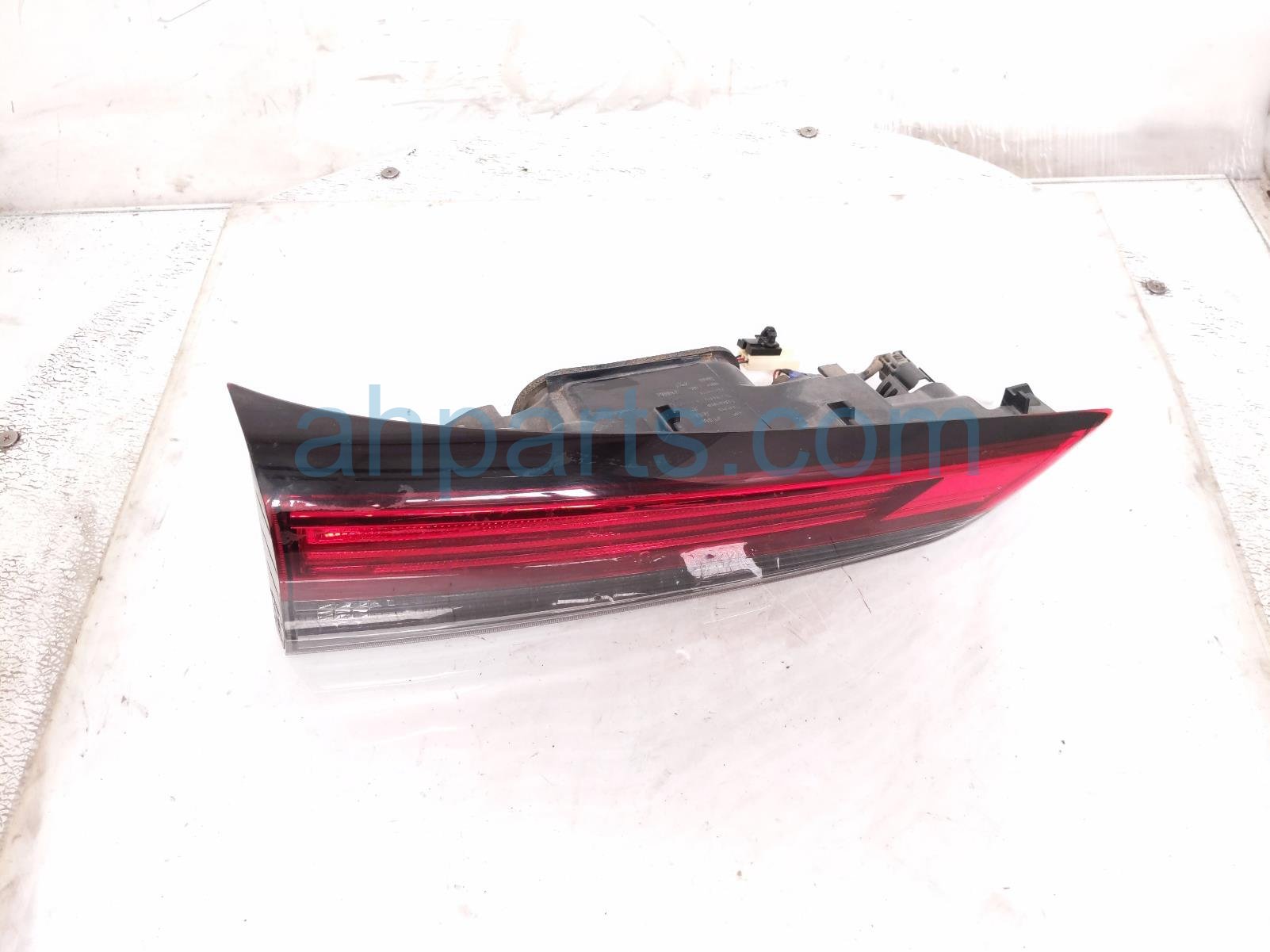 Toyota LH TAIL LAMP (ON TRUNK)
