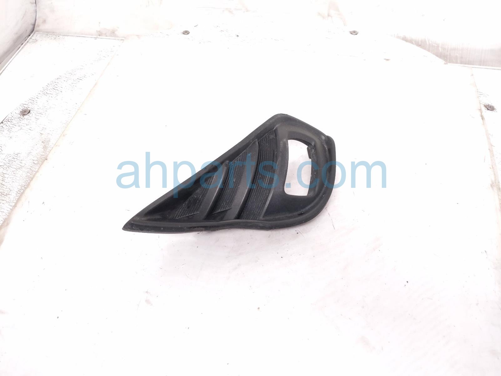 Front driver FOG LIGHT BEZEL GRILLE