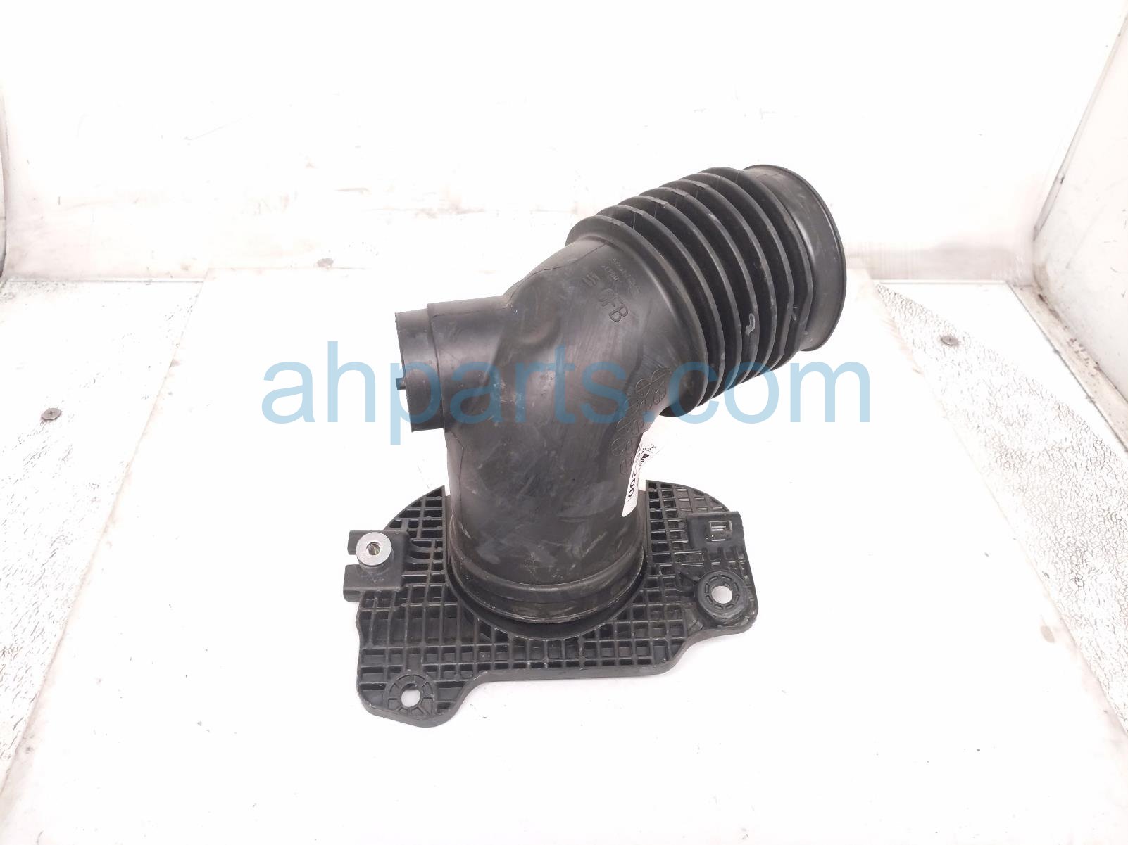 Honda AIR CLEANER INTAKE TUBE - 3.5L