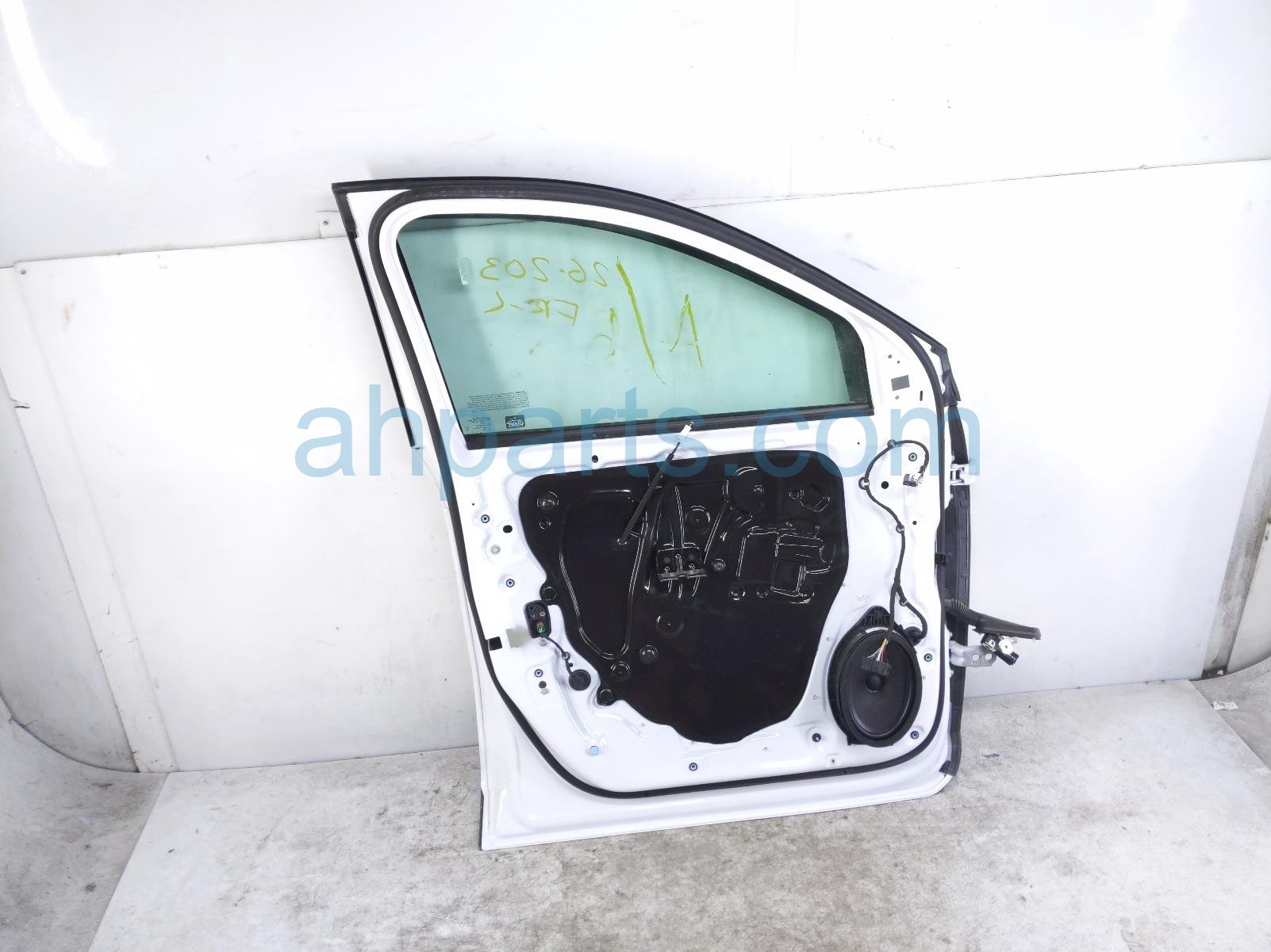 2026 GMC Acadia Front Driver Door White No Mirror/trim 26521466 Replacement 2026 GMC Acadia Front Driver Door White No Mirror/trim 26521466 Replacement thumbnail