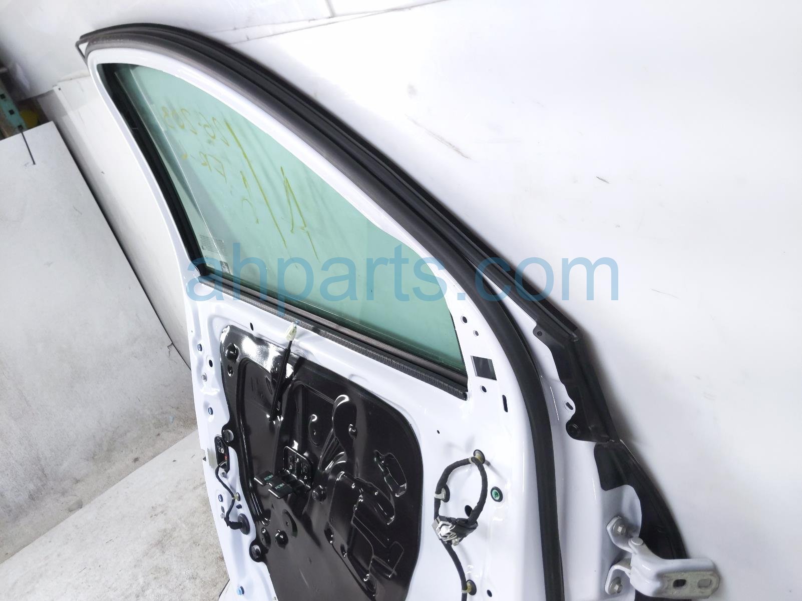 2026 GMC Acadia Front Driver Door White No Mirror/trim 26521466 Replacement 2026 GMC Acadia Front Driver Door White No Mirror/trim 26521466 Replacement thumbnail