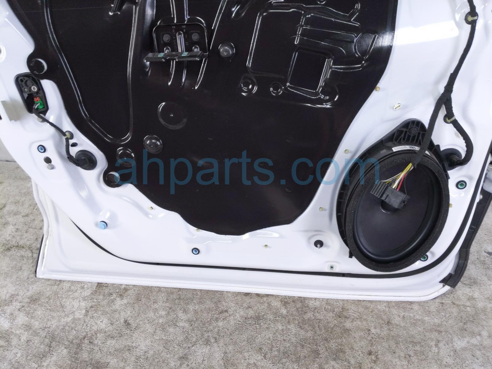 2026 GMC Acadia Front Driver Door White No Mirror/trim 26521466 Replacement 2026 GMC Acadia Front Driver Door White No Mirror/trim 26521466 Replacement thumbnail