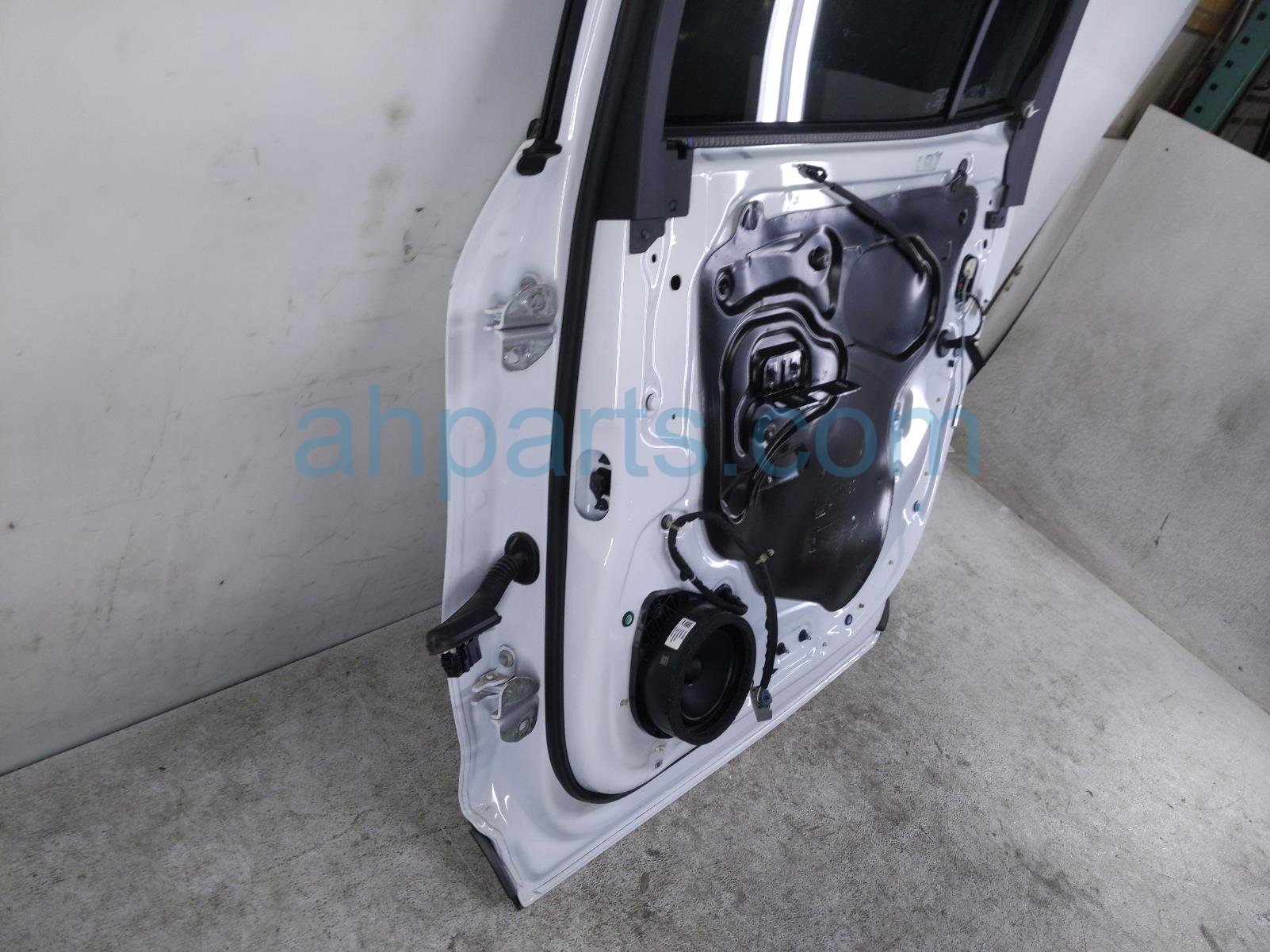 2026 GMC Acadia Rear Passenger Door White No Inside Trim 13563177 Replacement 2026 GMC Acadia Rear Passenger Door White No Inside Trim 13563177 Replacement thumbnail
