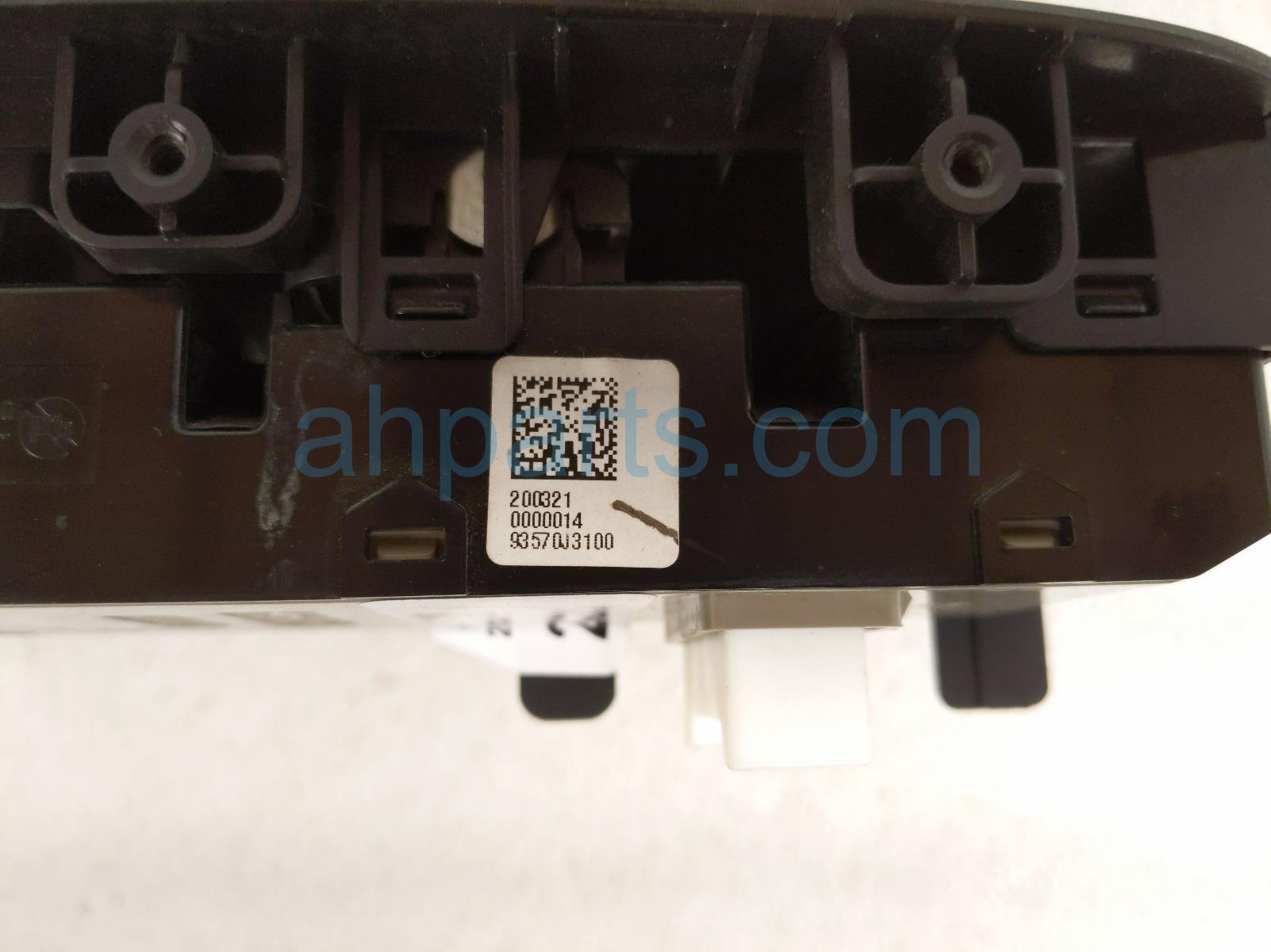 2020 Hyundai Veloster Power / Master Window Control Switch 93571 J3000 4X Replacement 2020 Hyundai Veloster Power / Master Window Control Switch 93571 J3000 4X Replacement thumbnail