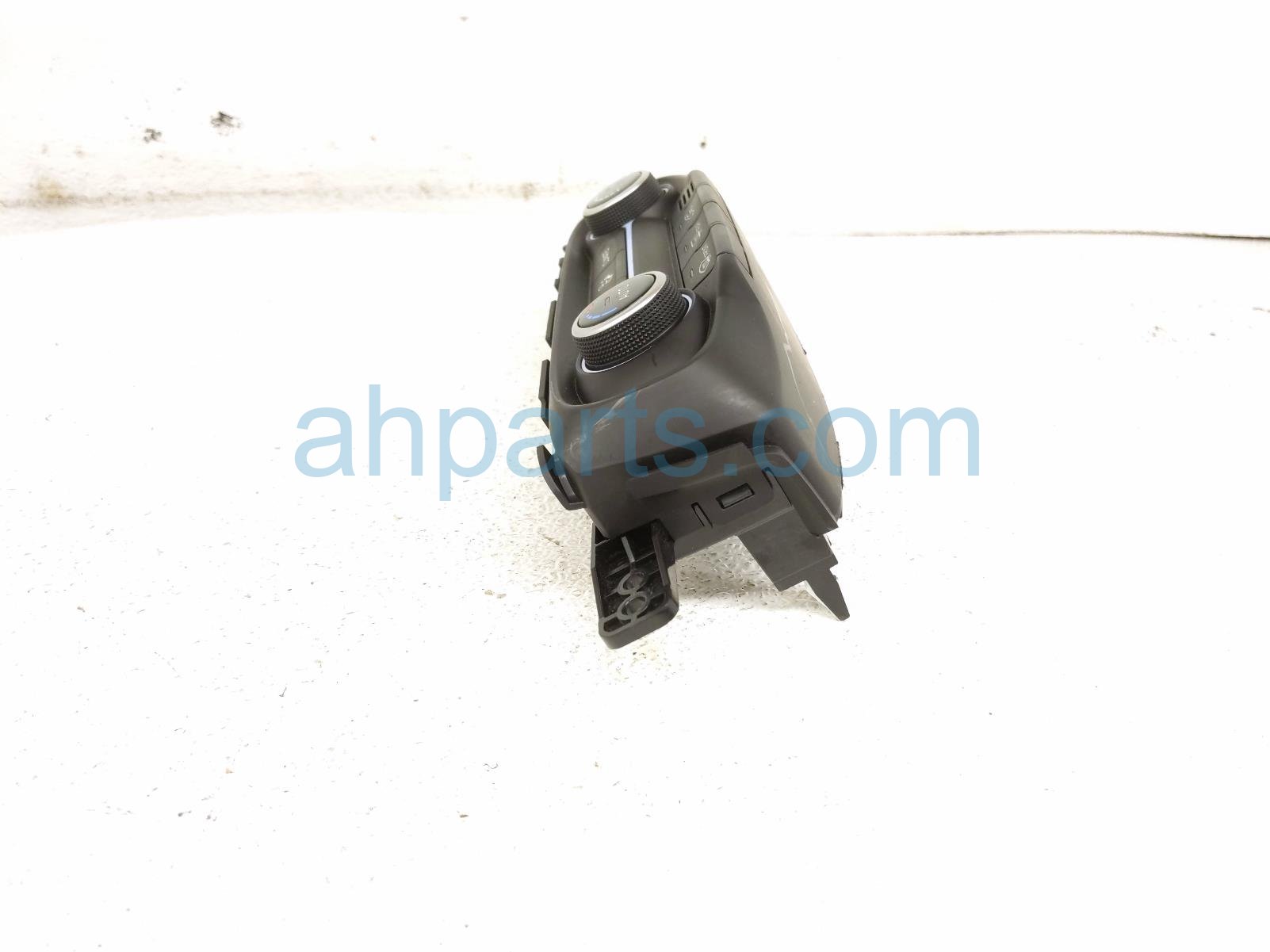 2020 Hyundai Veloster Temperature Climate Heater/ac Control(on Dash) 97250 K9220 YPN Replacement 2020 Hyundai Veloster Temperature Climate Heater/ac Control(on Dash) 97250 K9220 YPN Replacement thumbnail
