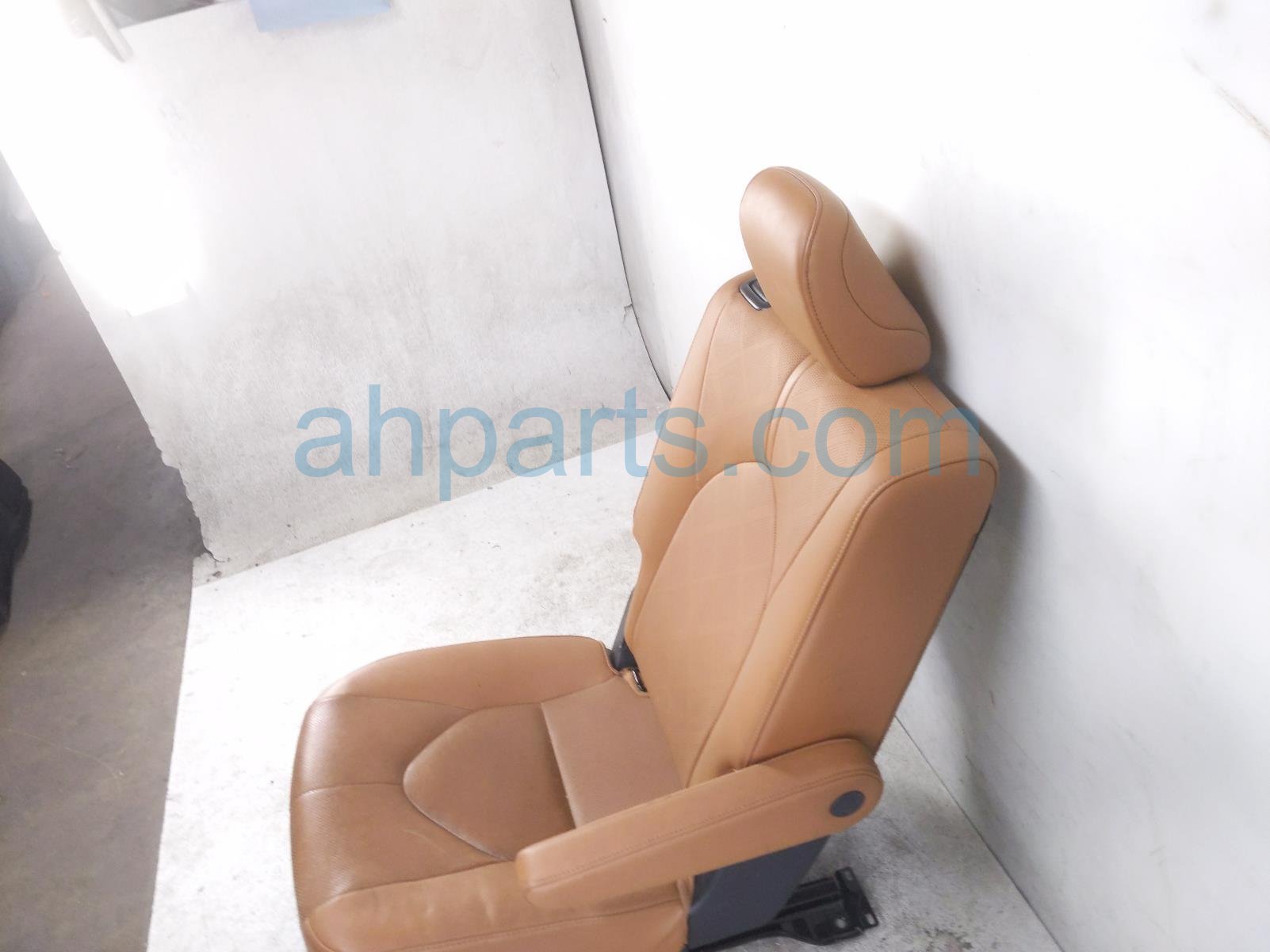 2021 Toyota Highlander Back Seat (2nd Row) Rear Passenger 2nd Row Capt Chair brn Lthr 71077 0E550 E7 Replacement 2021 Toyota Highlander Back Seat (2nd Row) Rear Passenger 2nd Row Capt Chair brn Lthr 71077 0E550 E7 Replacement thumbnail
